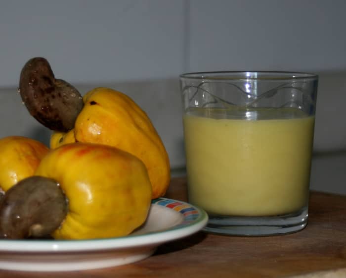 De-tanning of cashew apple juice